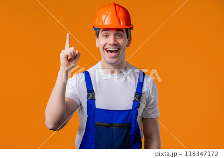 Genius Idea. Resourceful 30S Aged handyman worker or builder man, eureka moment 118347172