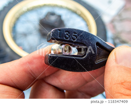 バイクの修理　ニップル回し 118347409