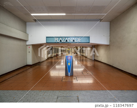 東京都市風景　無人の地下連絡通路 118347697