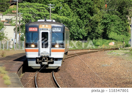 伊勢市、二見浦駅に到着する快速みえ号 118347801
