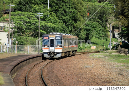 伊勢市、二見浦駅に到着する快速みえ号 伊勢市、二見浦駅に到着する快速みえ号 118347802