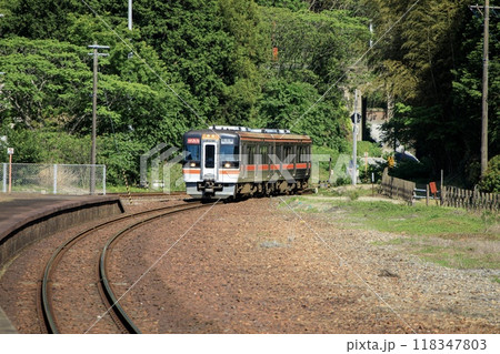 伊勢市、二見浦駅に到着する快速みえ号 伊勢市、二見浦駅に到着する快速みえ号 118347803