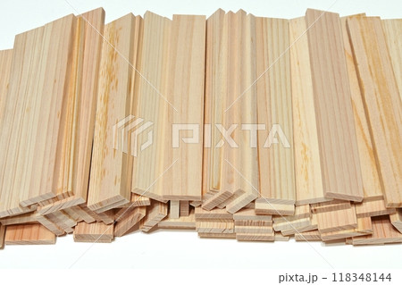 工作用に東濃ヒノキの端材を小さく切りそろえた板切れ 118348144