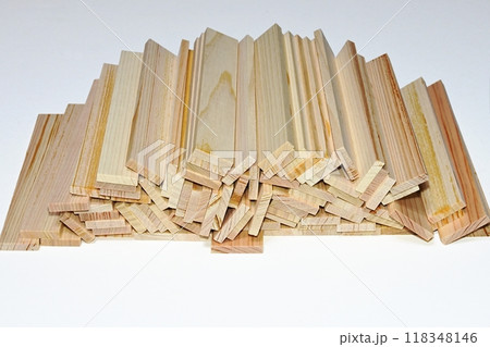 工作用に東濃ヒノキの端材を小さく切りそろえた板切れ 118348146