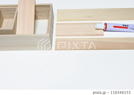 ヒノキの端材を小さく切りそろえた板切れの工作 ヒノキの端材を小さく切りそろえた板切れの工作 118348153