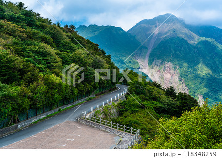 新緑の仁田峠第二展望所からの眺め　平成新山　【長崎県雲仙市】 118348259