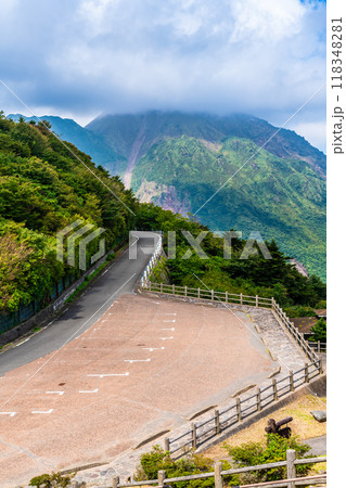 新緑の仁田峠第二展望所からの眺め 平成新山 【長崎県雲仙市】 新緑の仁田峠第二展望所からの眺め 平成新山 【長崎県雲仙市】 118348281