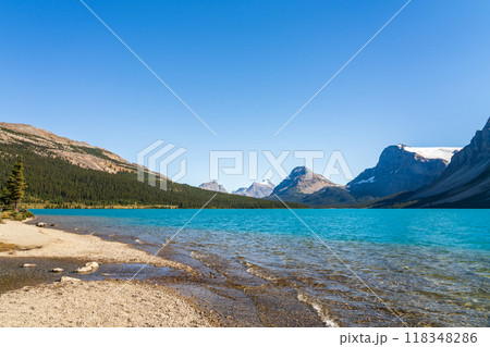 Bow Lake lakeshore in summer sunny day. Bow Glacier, Banff National Park, Canadian Rockies, Alberta, Canada. 118348286