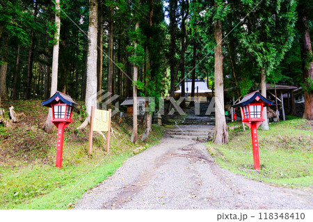 観音堂に続く参道 118348410