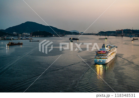 女神大橋から長崎港客船出港（Blue Dream Melody）【長崎市】 118348531