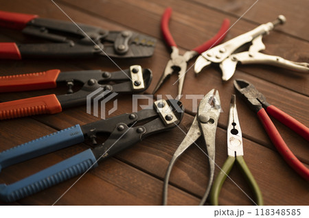 使い込まれた工具類 使い込まれた工具類 118348585