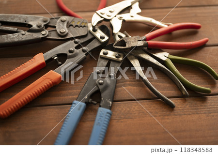 使い込まれた工具類 118348588