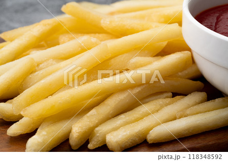 美味しそうなフライドポテトのクローズアップ 美味しそうなフライドポテトのクローズアップ 118348592