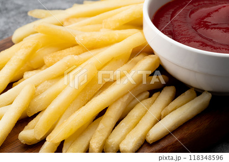 美味しそうなフライドポテトのクローズアップ 118348596