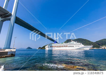 長崎港客船入港（Piano Land）　女神大橋通過【長崎市】 118348673