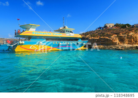 コミノ島のブルー・ラグーン 118348695