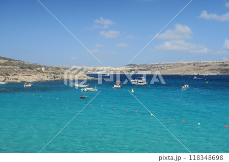 コミノ島のブルー・ラグーン 118348698