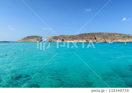 コミノ島のブルー・ラグーン 118348729