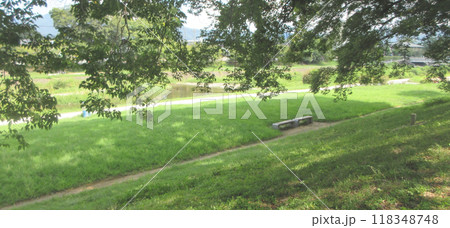京都賀茂川(鴨川)沿いの鴨川公園の風景 京都賀茂川(鴨川)沿いの鴨川公園の風景 118348748