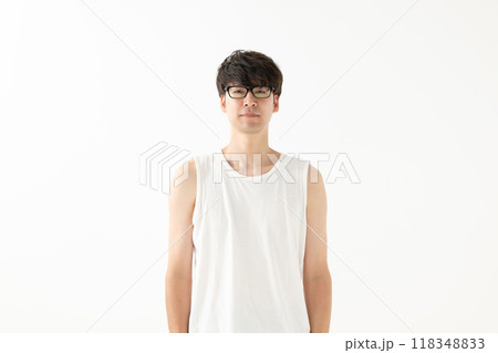 タンクトップ姿の男性　ダイエット　筋トレ　 118348833