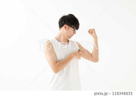 タンクトップ姿の男性　ダイエット　筋トレ　 118348835