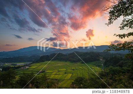 夕焼雲と椹平の棚田 118348978