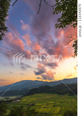夕焼雲と椹平の棚田 118348979