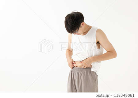 お腹周りの脂肪を気にする男性 118349061