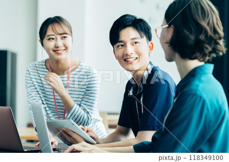 オフィスで働く若いエンジニア 118349100