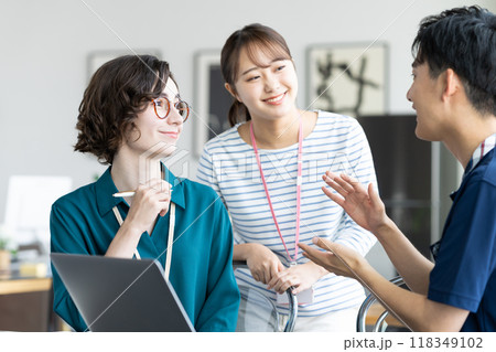 オフィスで働く若いエンジニア 118349102