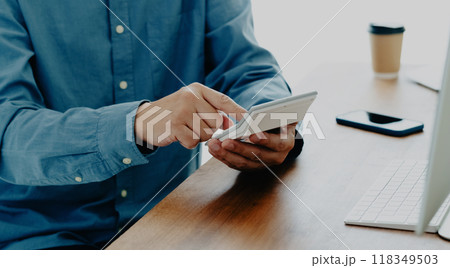 電卓で計算する男性の手元 118349503