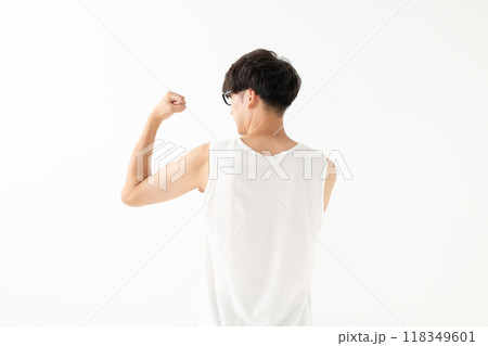 タンクトップ姿の男性　ダイエット　筋トレ　 118349601