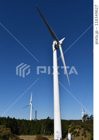 青空と風力発電の風車(三重県青山高原) 青空と風力発電の風車(三重県青山高原) 118349627