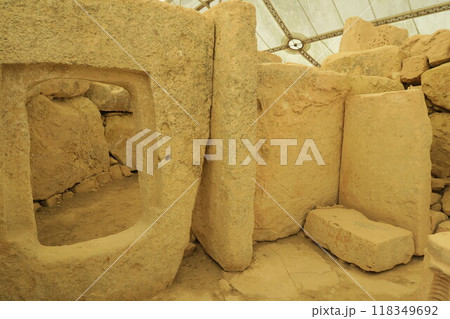 マルタの世界遺産、巨石神殿、ハジャー・イム神殿のウインドーストーン マルタの世界遺産、巨石神殿、ハジャー・イム神殿のウインドーストーン 118349692