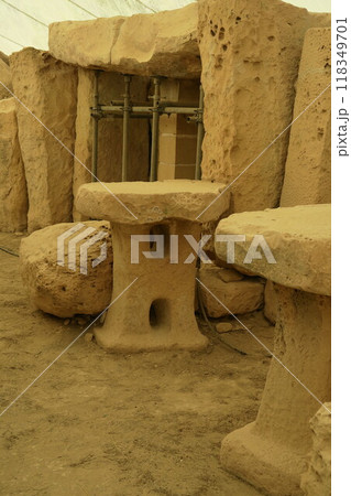 マルタの世界遺産、巨石神殿の1つであるハジャー・イム神殿の祭壇 マルタの世界遺産、巨石神殿の1つであるハジャー・イム神殿の祭壇 118349701