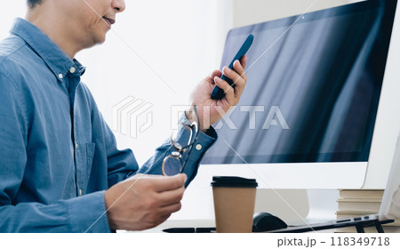 スマホを操作する男性の手元 スマホを操作する男性の手元 118349718