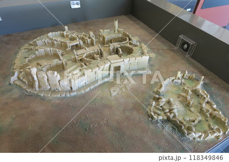マルタの世界遺、博物館にある巨石神殿群の模型 マルタの世界遺、博物館にある巨石神殿群の模型 118349846