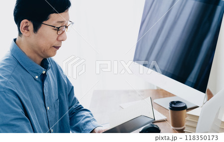 スケジュールを確認する男性 118350173