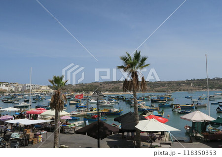 マルタの漁村・マルサシュロックの港を彩る小型漁船のルッツ マルタの漁村・マルサシュロックの港を彩る小型漁船のルッツ 118350353