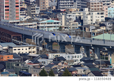 北陸新幹線同士と特急サンダバード(北陸特急)の3列車同時撮影(拡大)　福井市八幡山山頂展望台から 118350489