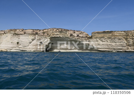 マルタのマルサシュロックから遊覧船で巡る海岸線 118350506