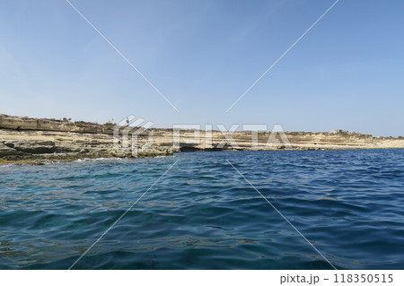 マルタのマルサシュロックから遊覧船で巡る海岸線 118350515
