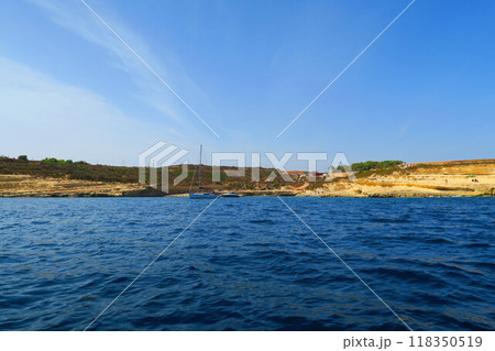 マルタのマルサシュロックから遊覧船で巡る海岸線 118350519