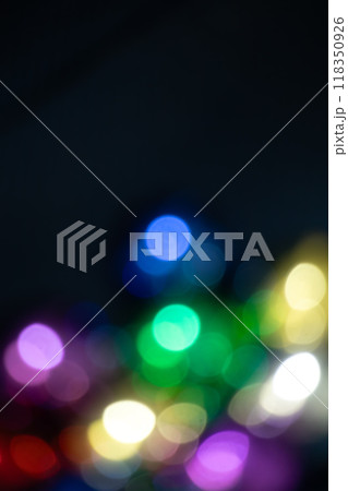縦構図のカラフルな玉ボケの背景 縦構図のカラフルな玉ボケの背景 118350926
