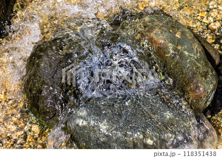 湧き出す水 118351438