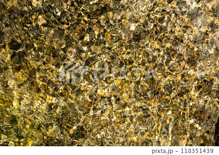 透明感のある水面 透明感のある水面 118351439