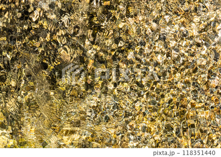 透明感のある水面 透明感のある水面 118351440