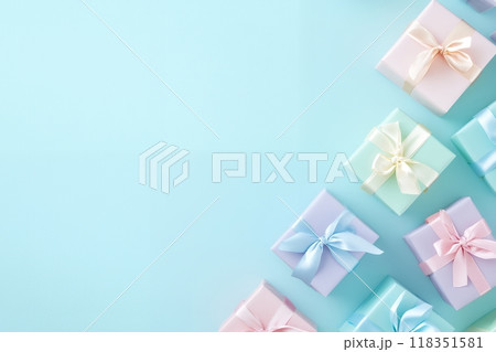 パステルカラーのギフトボックスと柔らかな背景 118351581