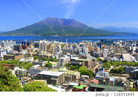 【鹿児島県】城山公園展望台から見た桜島と鹿児島市街の街並み 【鹿児島県】城山公園展望台から見た桜島と鹿児島市街の街並み 118351645
