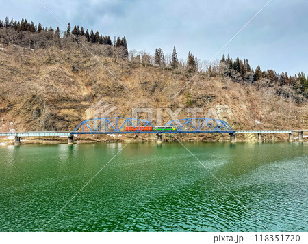 エメラルドグリーンの川を渡るローカル列車 118351720